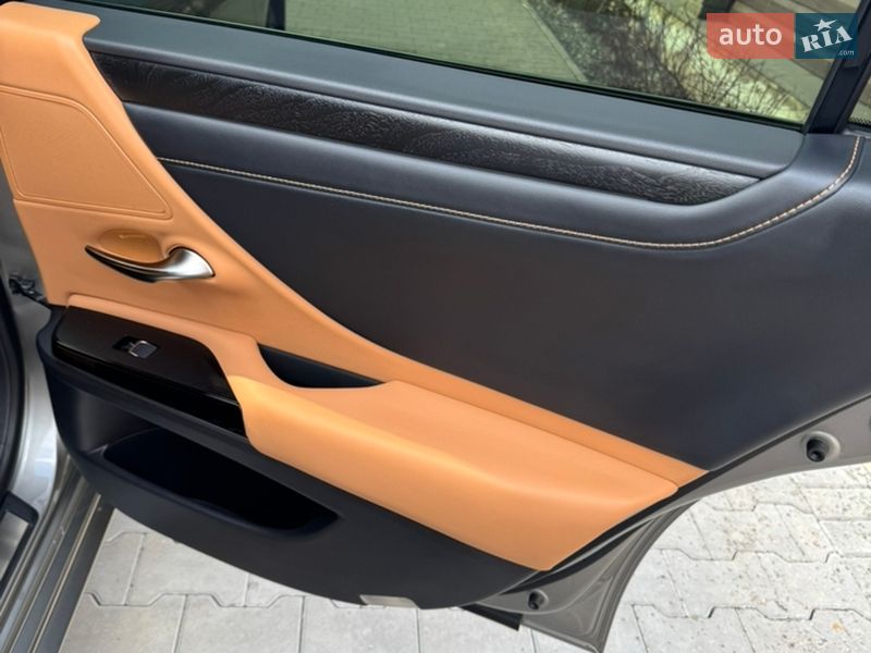 Седан Lexus ES 2023 в Виннице