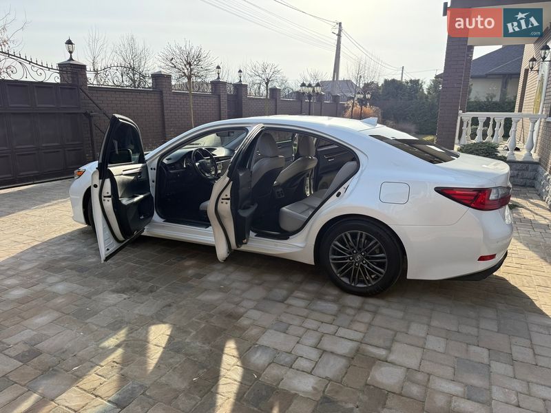 Седан Lexus ES 2018 в Киеве