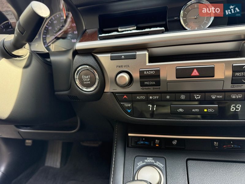 Седан Lexus ES 2018 в Киеве