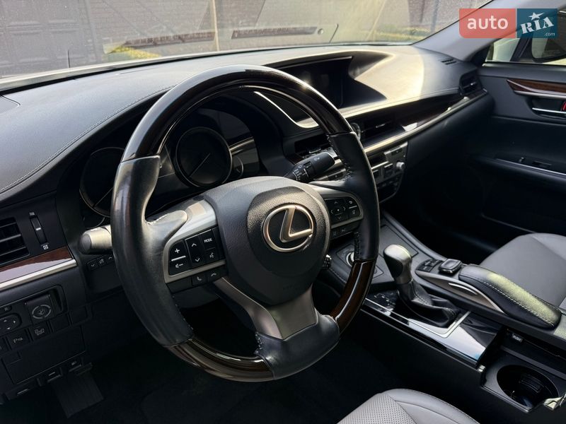 Седан Lexus ES 2018 в Киеве