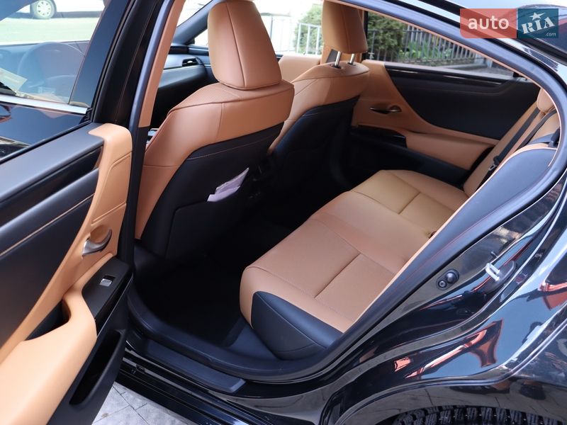 Седан Lexus ES 2022 в Львове