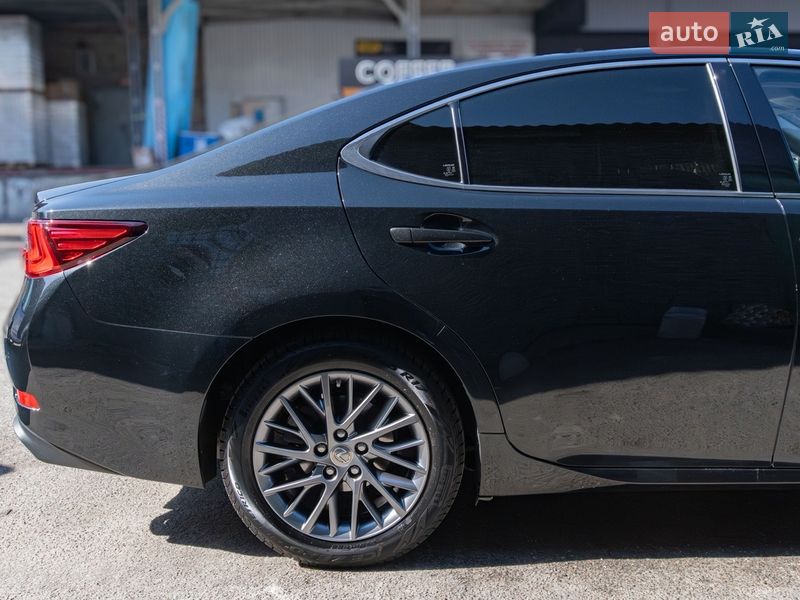 Седан Lexus ES 2018 в Киеве