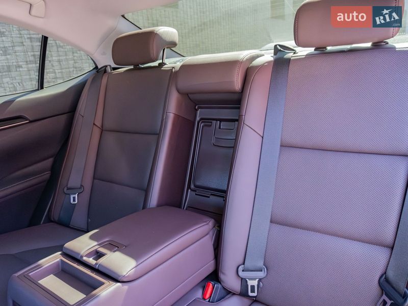 Седан Lexus ES 2018 в Киеве