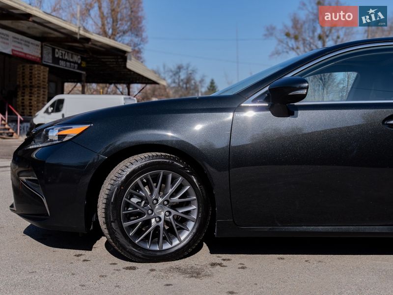 Седан Lexus ES 2018 в Киеве