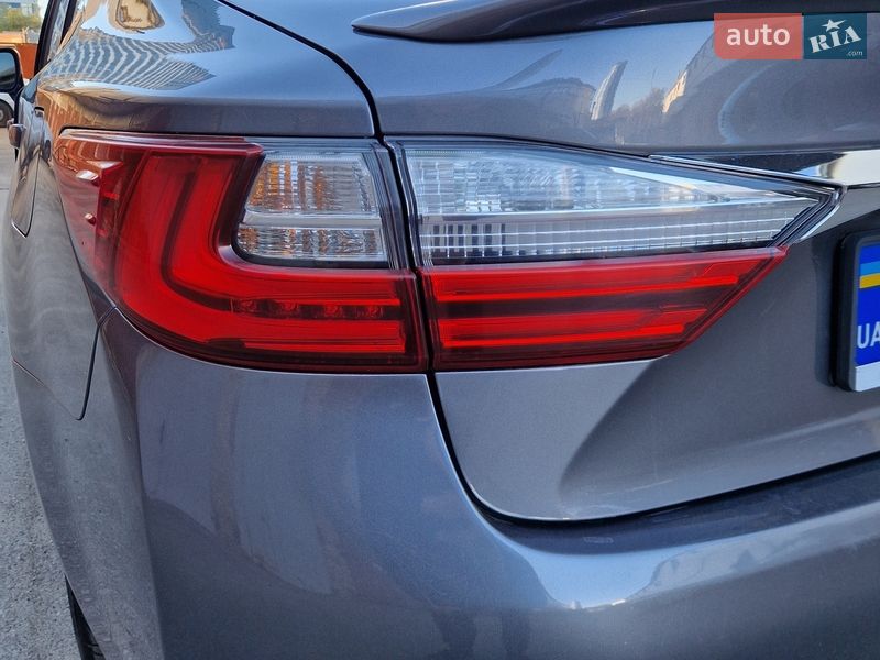Седан Lexus ES 2015 в Киеве