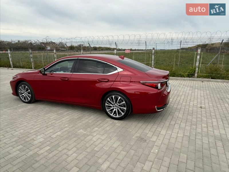 Седан Lexus ES 2020 в Ужгороде