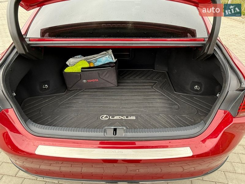 Седан Lexus ES 2020 в Ужгороде