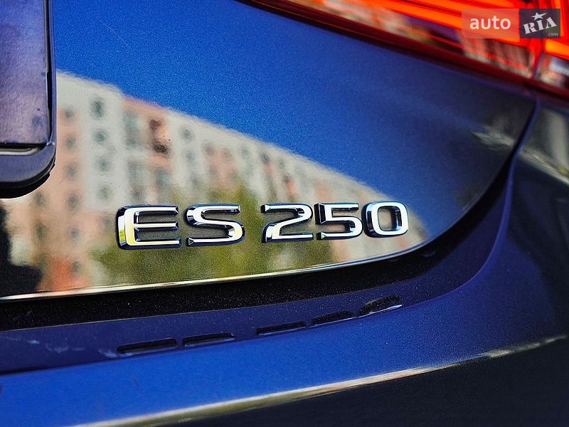 Седан Lexus ES 2019 в Львове