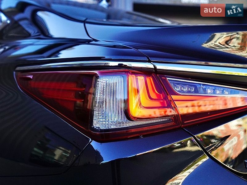 Седан Lexus ES 2019 в Львове