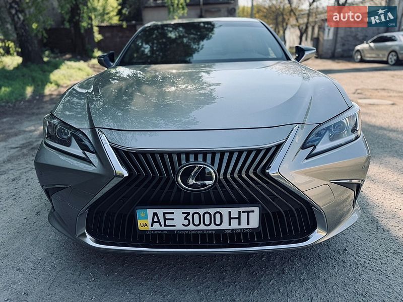Седан Lexus ES 2018 в Дніпрі