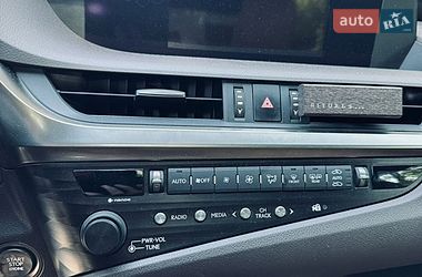 Седан Lexus ES 2018 в Дніпрі
