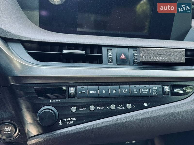 Седан Lexus ES 2018 в Дніпрі