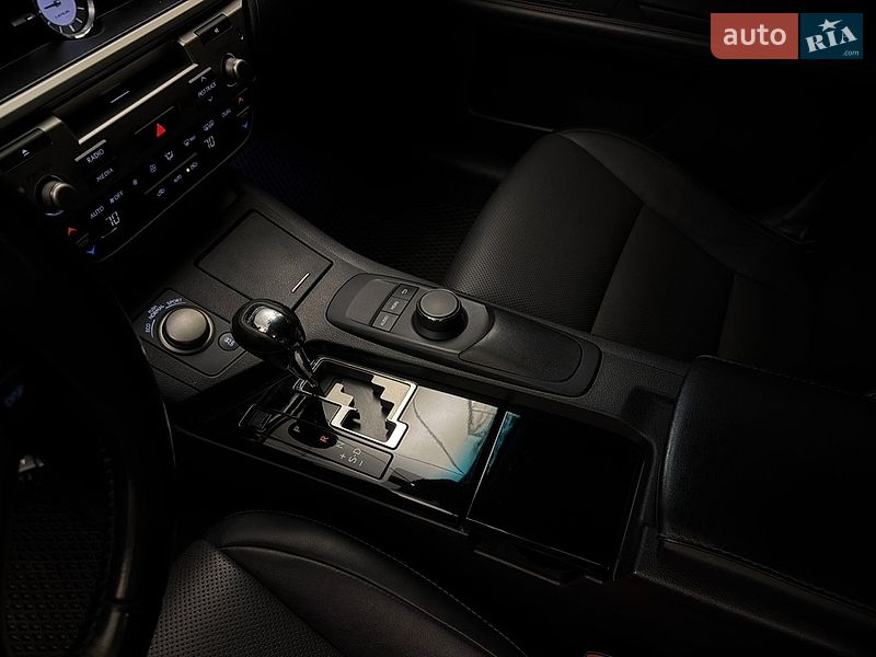 Седан Lexus ES 2015 в Киеве