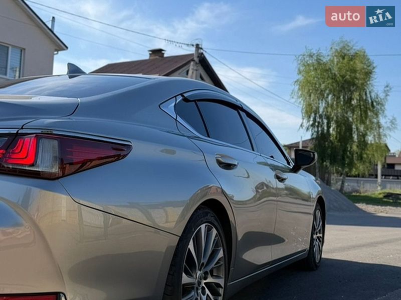Седан Lexus ES 2020 в Киеве
