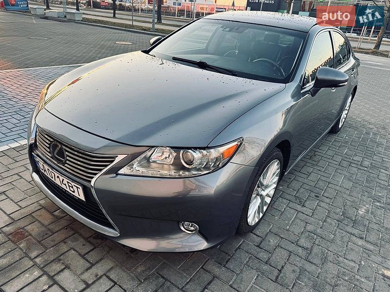 Седан Lexus ES 2013 в Рава-Руській