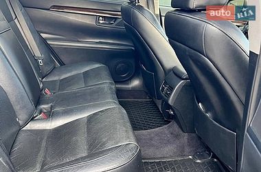 Седан Lexus ES 2013 в Рава-Руській