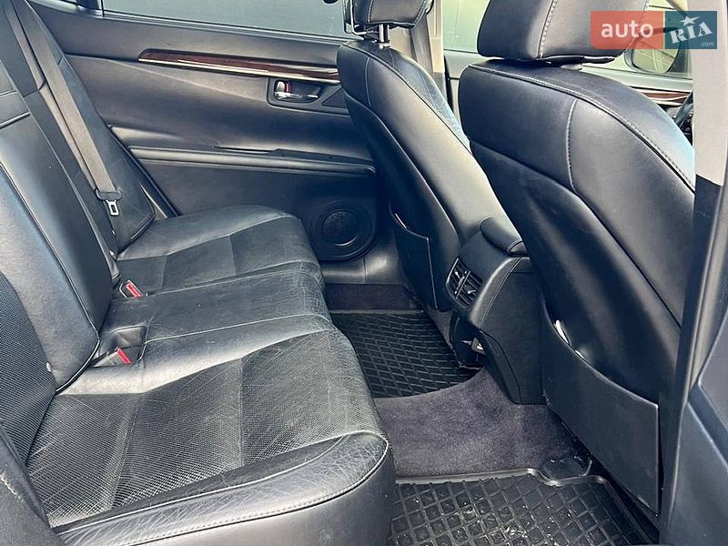 Седан Lexus ES 2013 в Рава-Руській