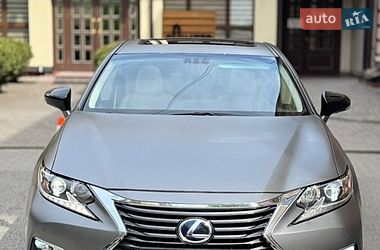 Седан Lexus ES 2015 в Черновцах