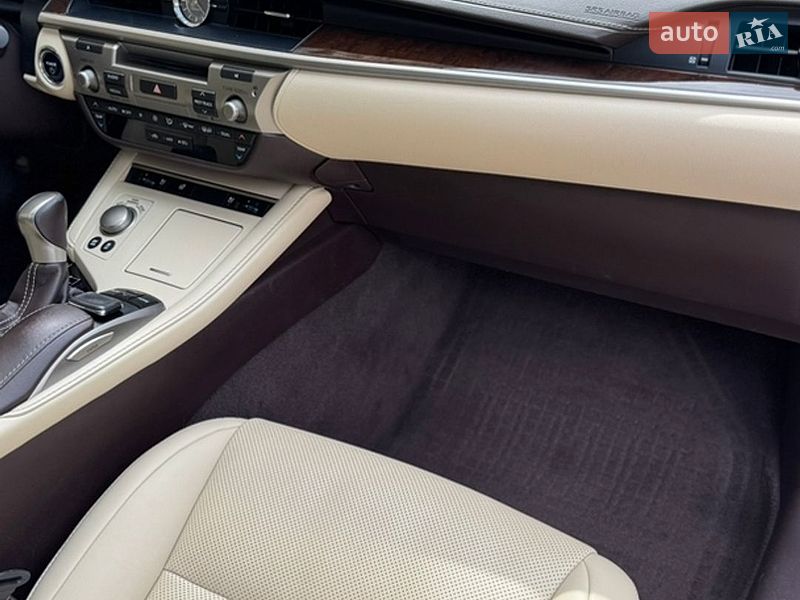 Седан Lexus ES 2015 в Черновцах