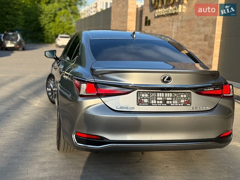 Седан Lexus ES 2023 в Виннице