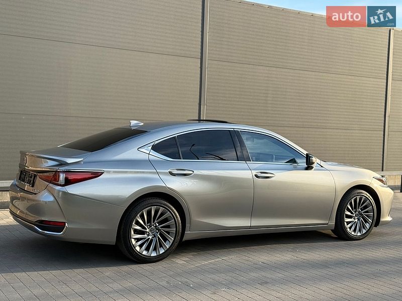 Седан Lexus ES 2023 в Виннице