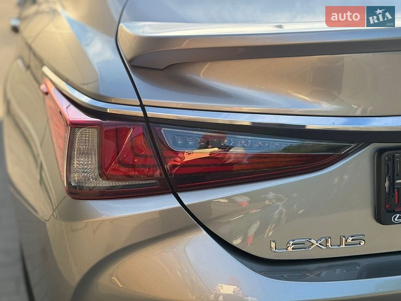 Седан Lexus ES 2023 в Виннице