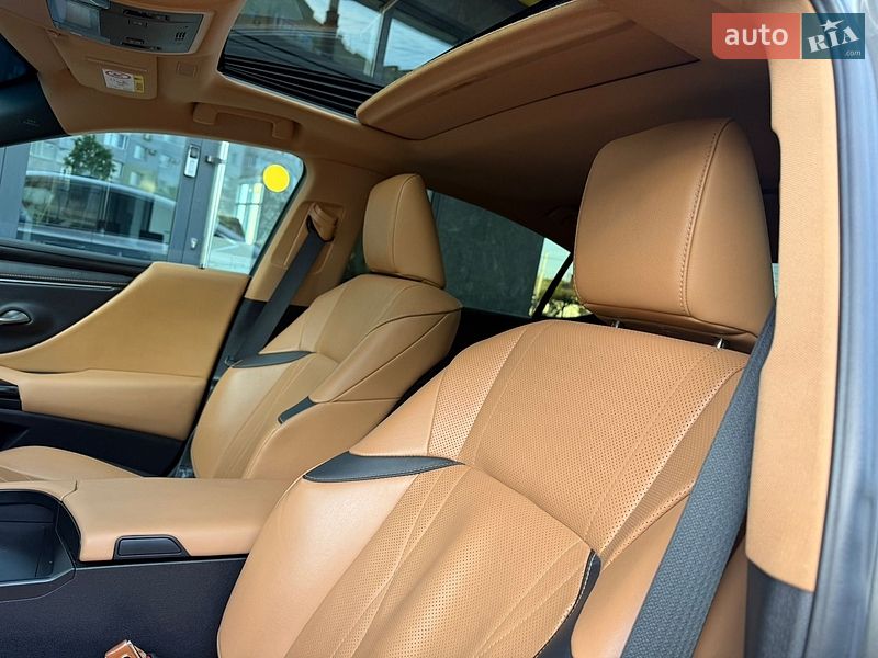 Седан Lexus ES 2023 в Виннице
