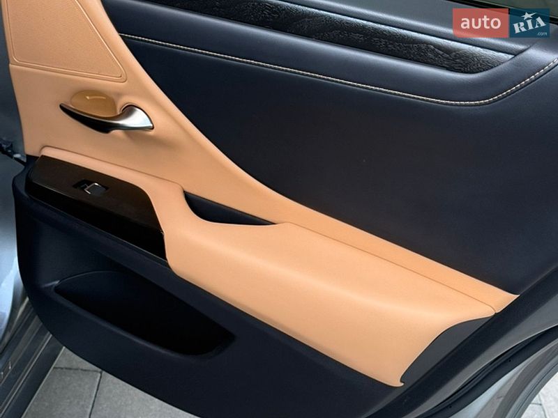 Седан Lexus ES 2023 в Виннице