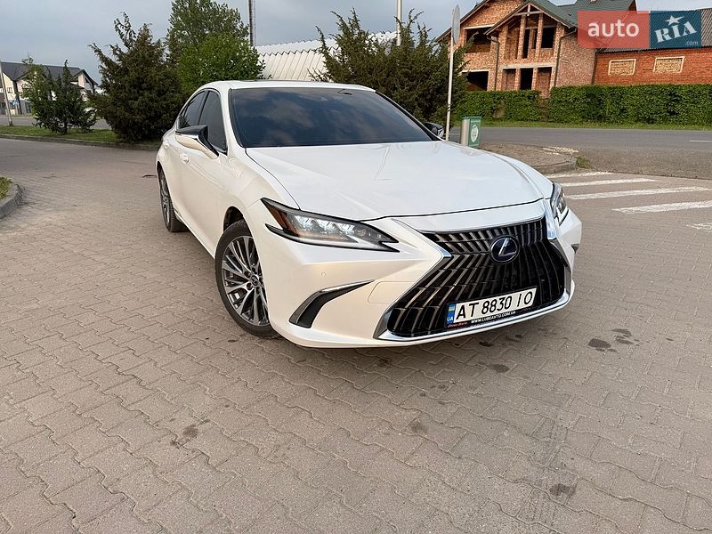 Седан Lexus ES 2019 в Косове