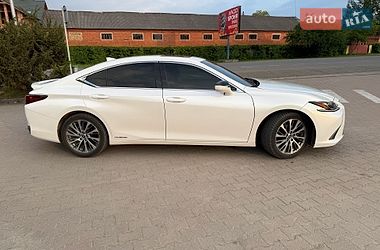 Седан Lexus ES 2019 в Косове