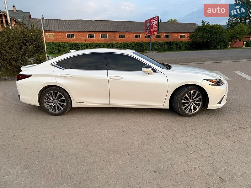 Седан Lexus ES 2019 в Косове