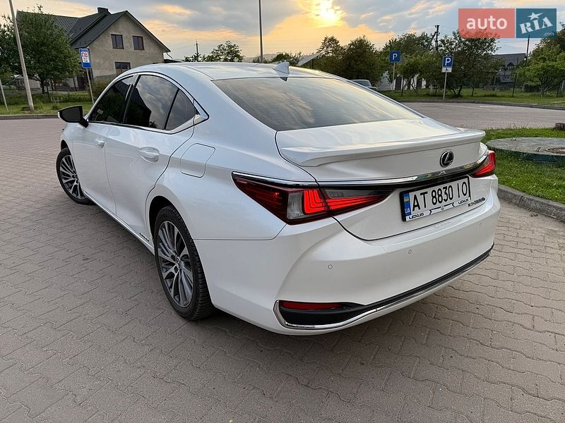 Седан Lexus ES 2019 в Косове