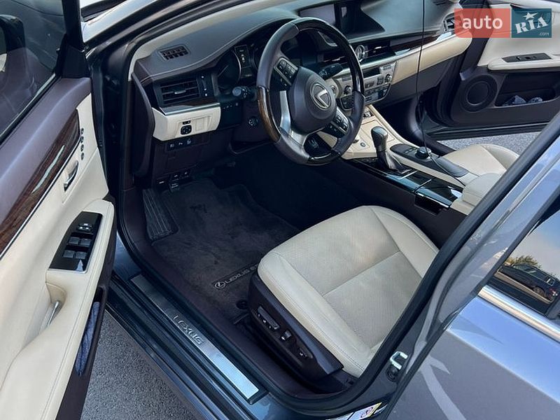 Седан Lexus ES 2016 в Рівному