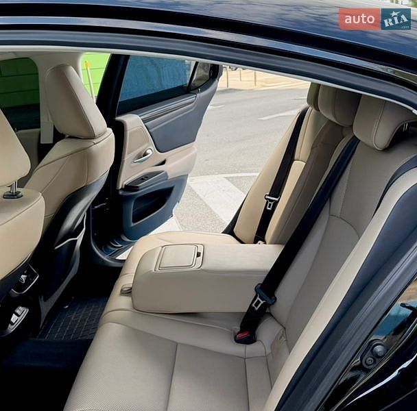 Седан Lexus ES 2020 в Киеве