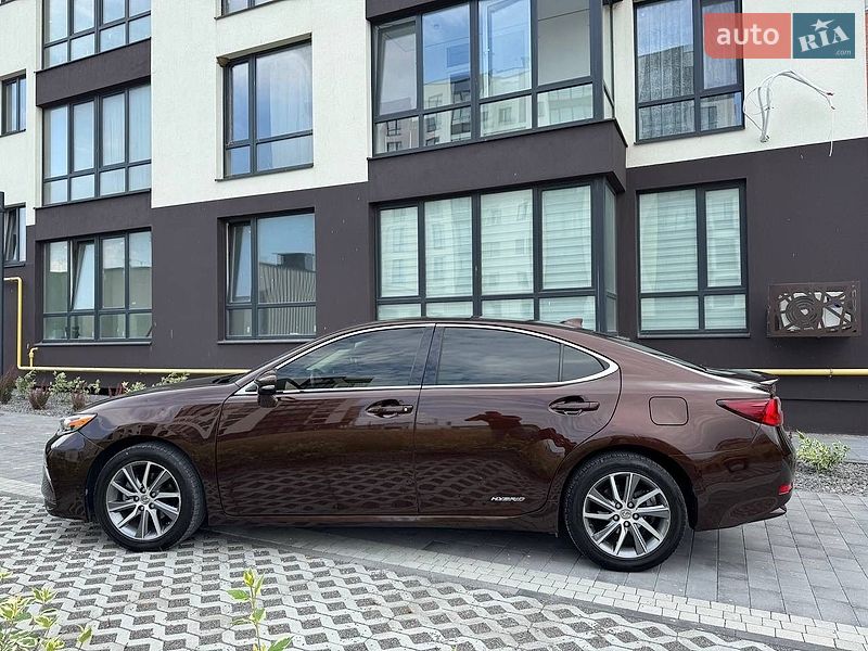 Седан Lexus ES 2015 в Львове