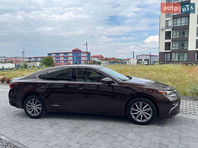 Седан Lexus ES 2015 в Львове