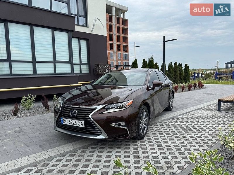Седан Lexus ES 2015 в Львове