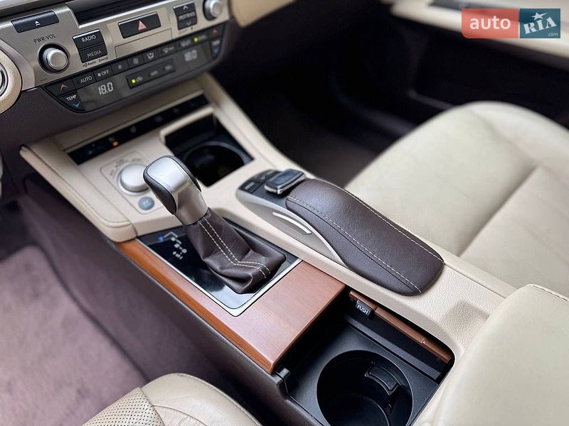 Седан Lexus ES 2015 в Львове