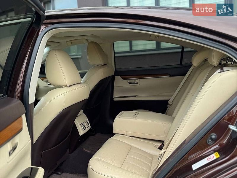 Седан Lexus ES 2015 в Львове