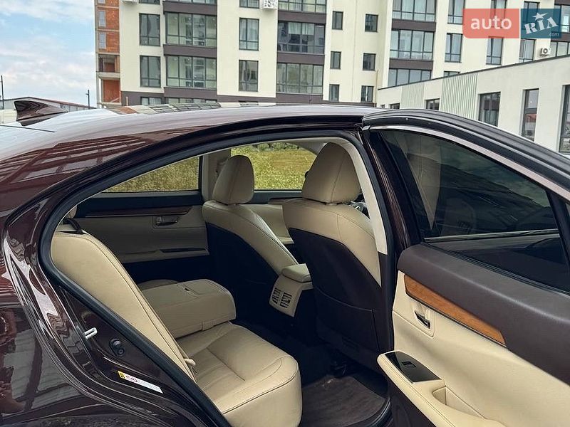 Седан Lexus ES 2015 в Львове