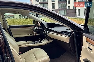 Седан Lexus ES 2015 в Львове