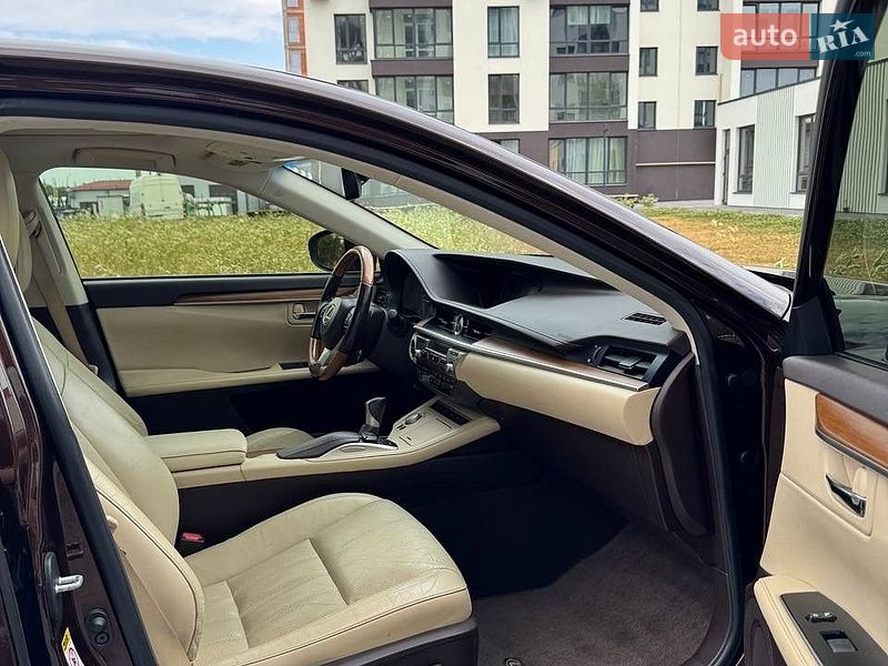Седан Lexus ES 2015 в Львове
