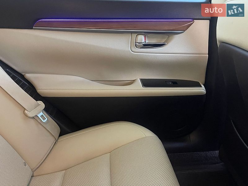 Седан Lexus ES 2015 в Киеве