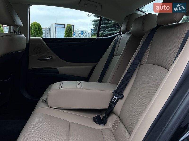 Седан Lexus ES 2020 в Львові