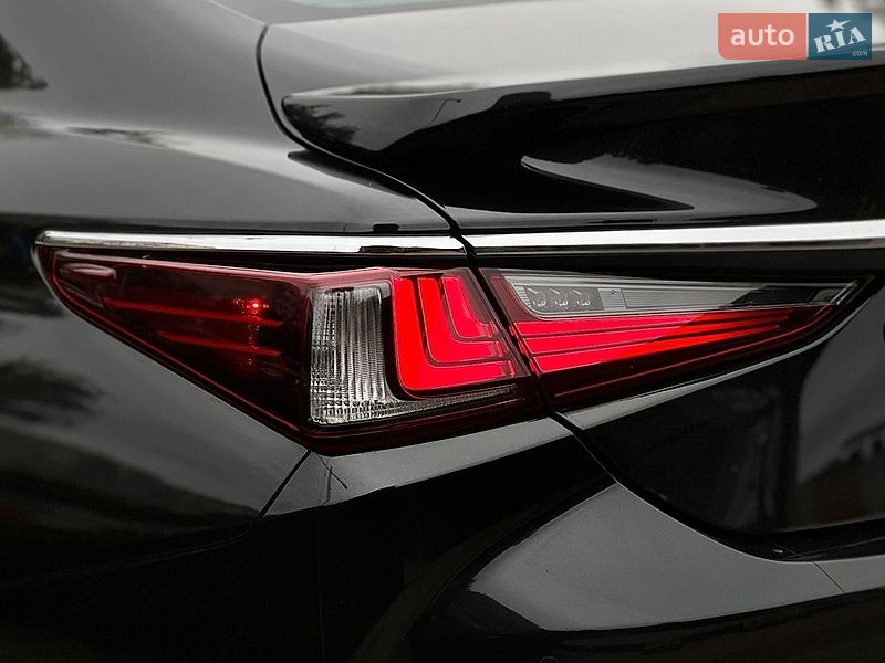 Седан Lexus ES 2020 в Львові