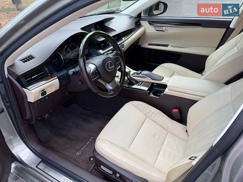 Седан Lexus ES 2016 в Киеве