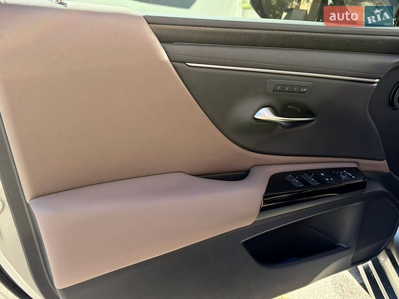 Седан Lexus ES 2025 в Києві