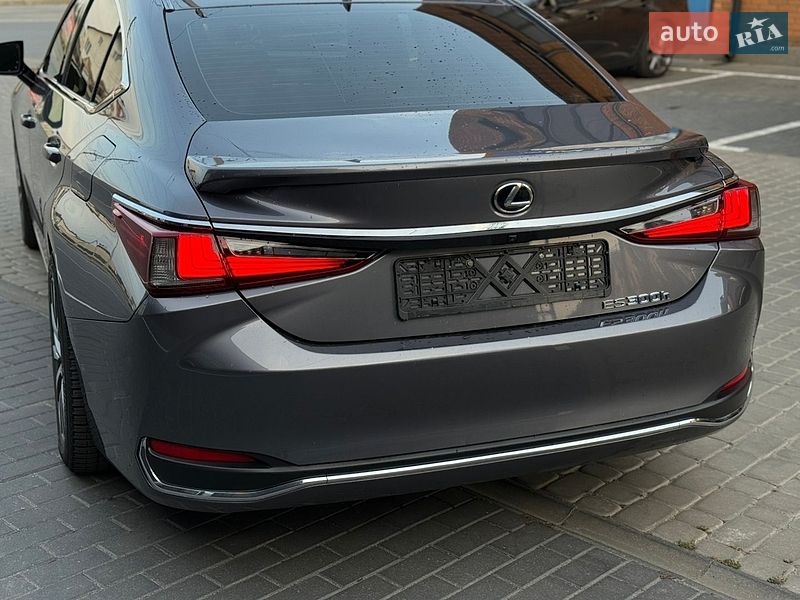 Седан Lexus ES 2020 в Виннице