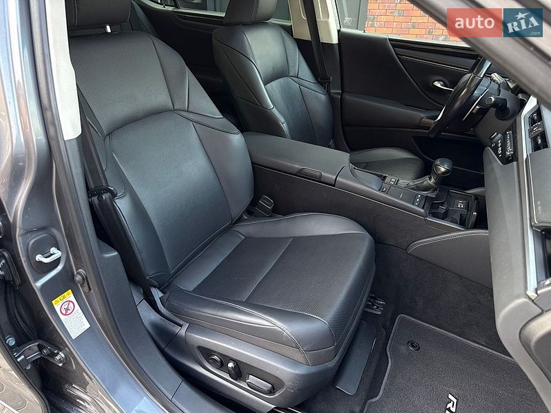 Седан Lexus ES 2020 в Виннице