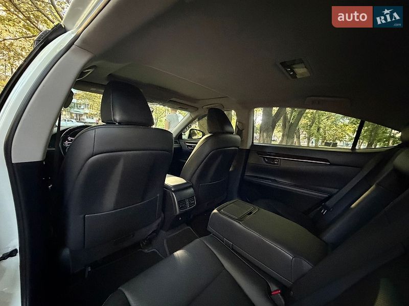 Седан Lexus ES 2016 в Одесі